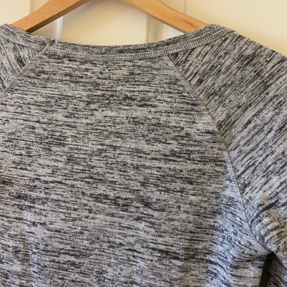 New Athleta Shirt Top Women’s Long Sleeve Heathered Gray Soft Material Size XS - Picture 6 of 6